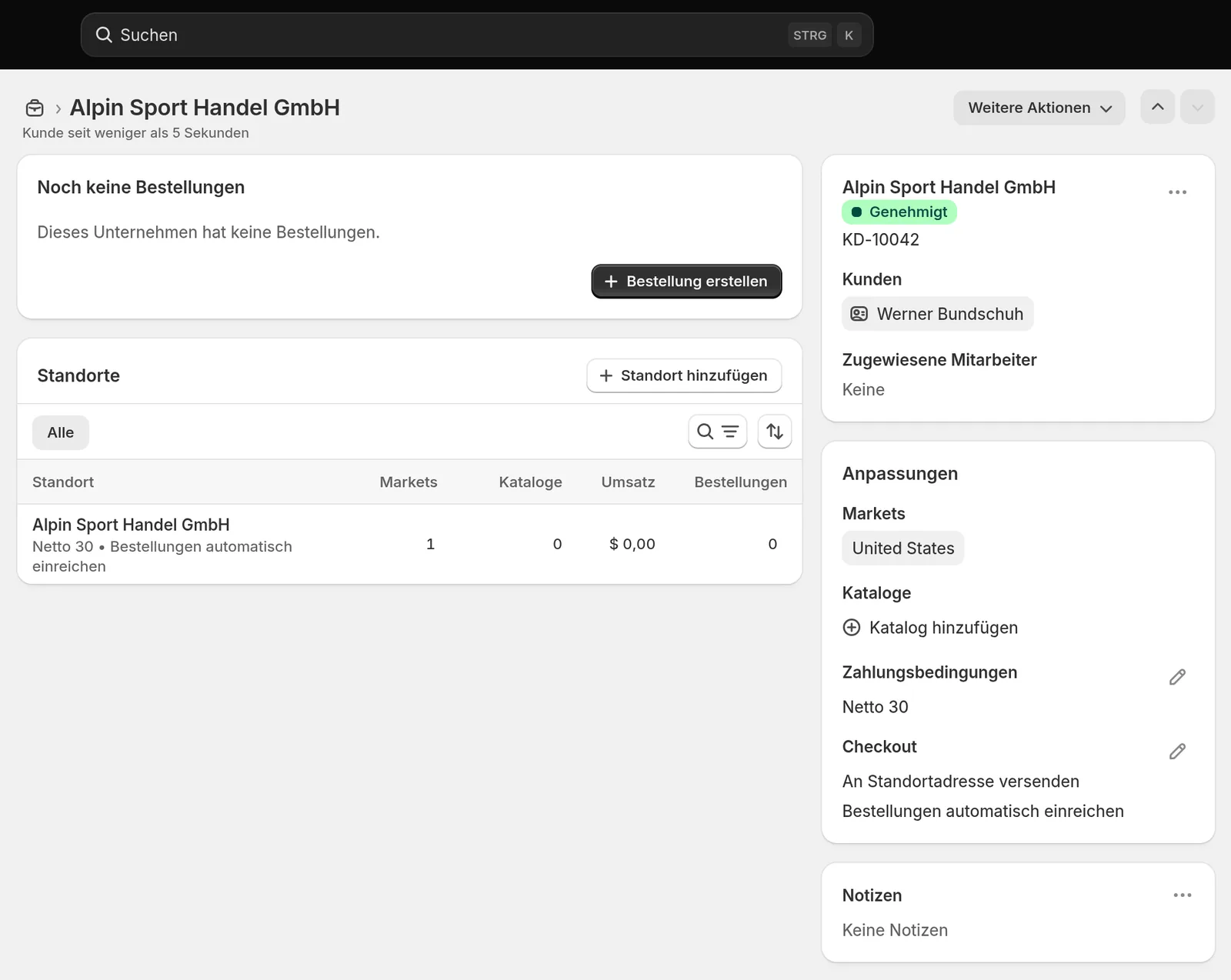 Angelegtes Unternehmen im Shopify-Admin mit Status Genehmigt, einem Standort, Zahlungsbedingungen Netto 30 und der Katalogzuweisung